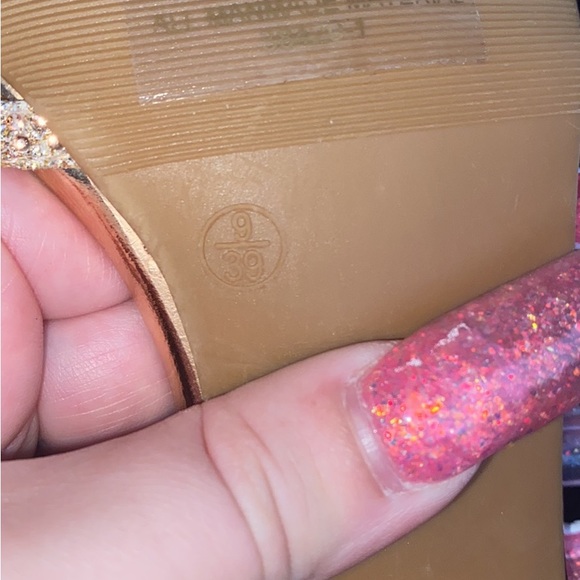 Gold t strap heels - Picture 3 of 5